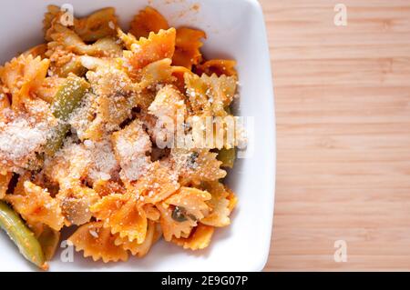 les pâtes bowtie au poulet et aux tomates fraîches dans une sauce crémeuse mais à la hea Banque D'Images