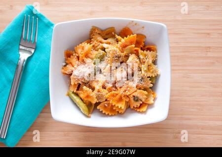 les pâtes bowtie au poulet et aux tomates fraîches dans une sauce crémeuse mais à la hea Banque D'Images