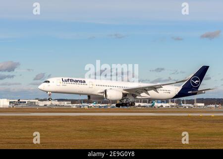 Munich, Allemagne - février 04. 2021 : vol spécial de Lufthansa LH2575 depuis Mount Pleasant sur les terres MPN des îles Falkland à l'aéroport de Munich MUC Banque D'Images