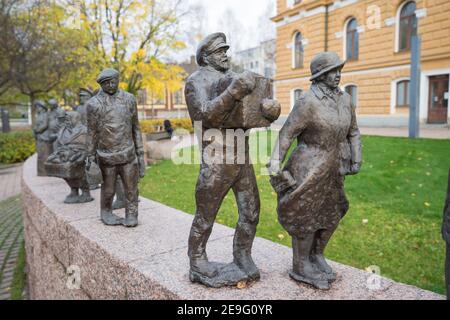 OULU, FINLANDE - 12 octobre 2020 : gros plan de la sculpture en bronze « passage du temps » de Sanna Koivisto dans le parc Maria Silfvan représentant des gens de differe Banque D'Images