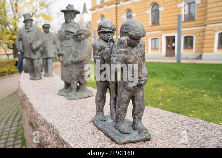 OULU, FINLANDE - 12 octobre 2020 : gros plan de la sculpture en bronze « passage du temps » de Sanna Koivisto dans le parc Maria Silfvan. Deux garçons de finition traditionnelle Banque D'Images