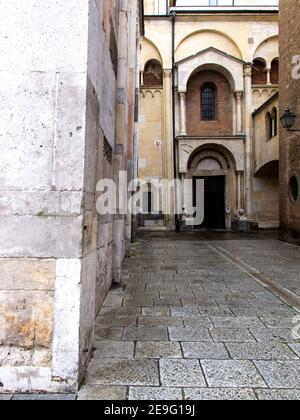 Une rue étroite autour de Modène Dome, Italie Banque D'Images