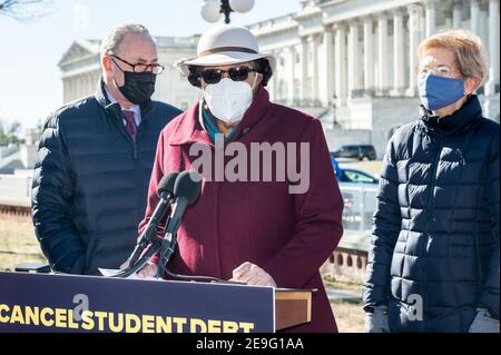 Washington, États-Unis, le 04 février 2021. 4 février 2021 - Washington, DC, États-Unis: Le représentant des États-Unis Alma Adams (D-NC), prenant la parole lors d'une conférence de presse pour présenter à nouveau une résolution pour que le président prenne des mesures exécutives pour annuler jusqu'à 50,000 000 $ de dette fédérale de prêt étudiant. (Photo de Michael Brochstein/Sipa USA) crédit: SIPA USA/Alay Live News Banque D'Images