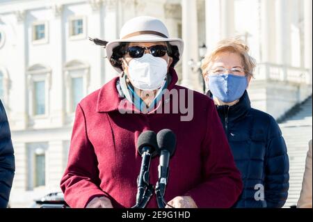 Washington, États-Unis, le 04 février 2021. 4 février 2021 - Washington, DC, États-Unis: Le représentant des États-Unis Alma Adams (D-NC), prenant la parole lors d'une conférence de presse pour présenter à nouveau une résolution pour que le président prenne des mesures exécutives pour annuler jusqu'à 50,000 000 $ de dette fédérale de prêt étudiant. (Photo de Michael Brochstein/Sipa USA) crédit: SIPA USA/Alay Live News Banque D'Images