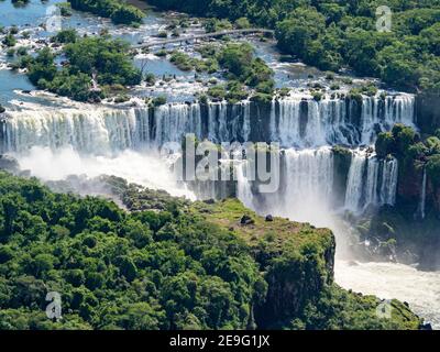 Vue aérienne en hélicoptère des chutes d'Iguazú, Cataratas do Iguaçu, Paraná, Brésil. Banque D'Images