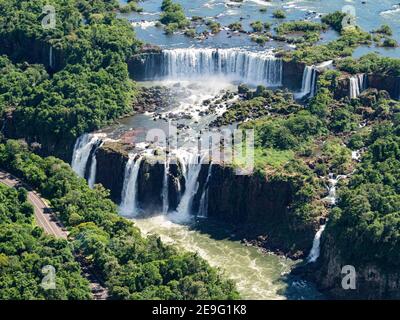 Vue aérienne en hélicoptère des chutes d'Iguazú, Cataratas do Iguaçu, Paraná, Brésil. Banque D'Images