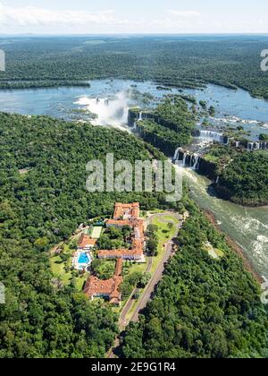 Vue aérienne en hélicoptère des chutes d'Iguazú, Cataratas do Iguaçu, Paraná, Brésil. Banque D'Images