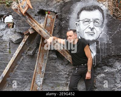 L'homme d'affaires français Thierry Ehrmann pose à l'intérieur de son « demeure du chaos » le 13 septembre 2006, construit au coeur d'un village français pittoresque sur un ancien bureau de poste du XVIIe siècle à Saint-Romain au Mont d'Or, à la périphérie de la ville sud-est de Lyon. Un tribunal français a condamné à une amende l'homme d'affaires exentrique à payer 200,000 euros pour avoir défait sa maison afin de la transformer en une galerie d'art à ciel ouvert et en une sombre méditation sur le terrorisme et la guerre. Mais il a gagné le droit de rester debout malgré une tentative locale de le faire déchirer. Photo de Vincent Dargent/ABACAPRESS.COM Banque D'Images