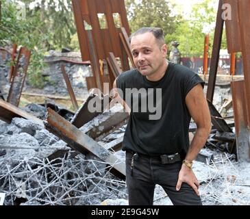 L'homme d'affaires français Thierry Ehrmann pose à l'intérieur de son « demeure du chaos » le 13 septembre 2006, construit au coeur d'un village français pittoresque sur un ancien bureau de poste du XVIIe siècle à Saint-Romain au Mont d'Or, à la périphérie de la ville sud-est de Lyon. Un tribunal français a condamné à une amende l'homme d'affaires exentrique à payer 200,000 euros pour avoir défait sa maison afin de la transformer en une galerie d'art à ciel ouvert et en une sombre méditation sur le terrorisme et la guerre. Mais il a gagné le droit de rester debout malgré une tentative locale de le faire déchirer. Photo de Vincent Dargent/ABACAPRESS.COM Banque D'Images