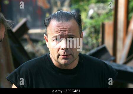 L'homme d'affaires français Thierry Ehrmann pose à l'intérieur de son « demeure du chaos » le 13 septembre 2006, construit au coeur d'un village français pittoresque sur un ancien bureau de poste du XVIIe siècle à Saint-Romain au Mont d'Or, à la périphérie de la ville sud-est de Lyon. Un tribunal français a condamné à une amende l'homme d'affaires exentrique à payer 200,000 euros pour avoir défait sa maison afin de la transformer en une galerie d'art à ciel ouvert et en une sombre méditation sur le terrorisme et la guerre. Mais il a gagné le droit de rester debout malgré une tentative locale de le faire déchirer. Photo de Vincent Dargent/ABACAPRESS.COM Banque D'Images