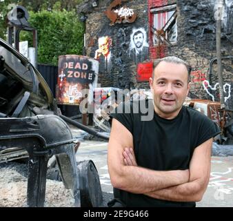 L'homme d'affaires français Thierry Ehrmann pose à l'intérieur de son « demeure du chaos » le 13 septembre 2006, construit au coeur d'un village français pittoresque sur un ancien bureau de poste du XVIIe siècle à Saint-Romain au Mont d'Or, à la périphérie de la ville sud-est de Lyon. Un tribunal français a condamné à une amende l'homme d'affaires exentrique à payer 200,000 euros pour avoir défait sa maison afin de la transformer en une galerie d'art à ciel ouvert et en une sombre méditation sur le terrorisme et la guerre. Mais il a gagné le droit de rester debout malgré une tentative locale de le faire déchirer. Photo de Vincent Dargent/ABACAPRESS.COM Banque D'Images