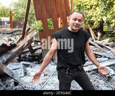 L'homme d'affaires français Thierry Ehrmann pose à l'intérieur de son « demeure du chaos » le 13 septembre 2006, construit au coeur d'un village français pittoresque sur un ancien bureau de poste du XVIIe siècle à Saint-Romain au Mont d'Or, à la périphérie de la ville sud-est de Lyon. Un tribunal français a condamné à une amende l'homme d'affaires exentrique à payer 200,000 euros pour avoir défait sa maison afin de la transformer en une galerie d'art à ciel ouvert et en une sombre méditation sur le terrorisme et la guerre. Mais il a gagné le droit de rester debout malgré une tentative locale de le faire déchirer. Photo de Vincent Dargent/ABACAPRESS.COM Banque D'Images