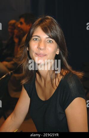 Estelle Denis, présentatrice de la télévision française, assiste à la conférence de presse de la chaîne de télévision française Paris Premiere pour présenter le nouveau programme de la saison 2006/2007 à l'Artcurial Galerie de Paris, France, le 18 septembre 2006. Photo de Christophe Guibbbaud/ABACAPRESS.COM Banque D'Images