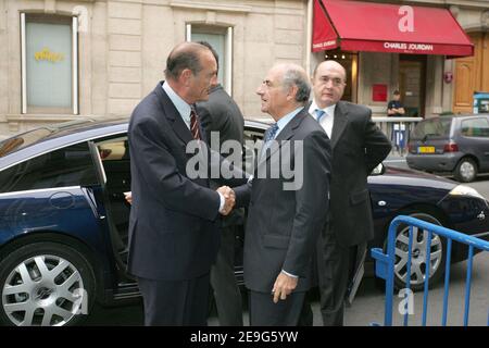 Le président français Jacques Chirac arrive à la station de radio Europe 1 pour être interviewé par son directeur et journaliste Jean-Pierre Elkabbach à Paris, France, le 18 septembre 2006. Photo de Mousse/ABACAPRESS.COM Banque D'Images