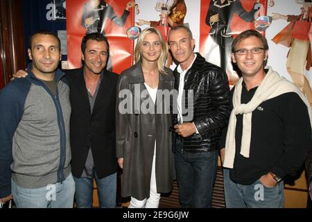 L'acteur français Zinedine Soualem, le présentateur de télévision Bernard Montiel, l'actrice Sarah Marshall, le designer de mode Jean-Claude Jitrois et le présentateur de télévision Laurent Romejko assistent à la première de 'le Diable s'Habille en Prada' à la Planet Hollywood à Paris, en France, le 19 septembre 2006. Photo de Benoit Pinguet/ABACAPRESS.COM Banque D'Images