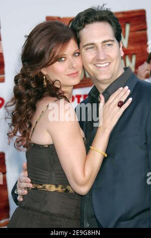 Debra Messing et son mari Daniel Zelman assistent à la première de 'Open Season' qui s'est tenue au Théâtre grec de Los Angeles, CA, USA le 25 septembre 2006. Photo de Baxter/ABACAPRESS.COM Banque D'Images