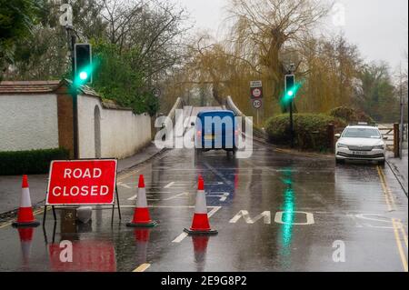 Sonning, Berkshire, Royaume-Uni. 4 février 2021. Un minibus ignore le panneau indiquant que la route est fermée sur le pont Sonning. Après de fortes pluies au cours des derniers jours, la Tamise a fait éclater ses berges à Sonning dans le Berkshire. Une alerte d'inondation est en place et les routes, chemins et champs de basse altitude ont été inondés. Bien que le B478 traversant le pont de Sonning soit fermé en raison des inondations, certains conducteurs ignoraient les panneaux de fermeture de la route et traversaient les inondations. Crédit : Maureen McLean/Alay Banque D'Images