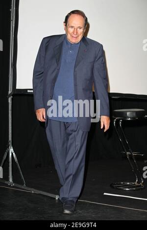 Le directeur Robert Hossein assiste au double anniversaire de la légende française Brigitte Bardot, les 20 ans de son association "Brigitte Bardot Foundation", qui lutte pour les droits des animaux et son propre anniversaire. La fête se tient au Théâtre Marigny à Paris, France, le 28 septembre 2006. Photo de Denis Guignebourg/ABACAPRESS.COM Banque D'Images