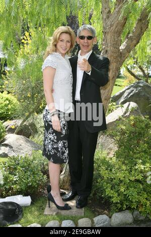 L'actrice AMÉRICAINE Diane Neal et l'acteur américain Richard Belzer de 'Law and Order, Special victimes Unit' posent sur le jardin japonais à Monaco lors du 46e Festival de télévision de Monte Carlo le 30 juin 2006. Photo de Denis Guignebourg/ABACAPRESS.COM Banque D'Images