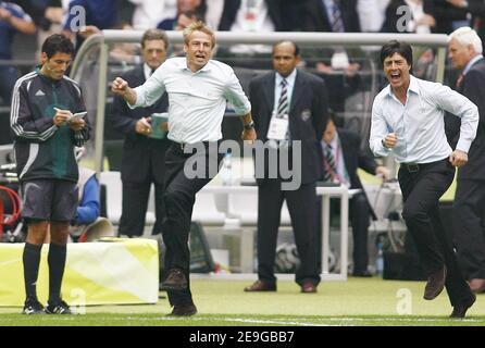 L'entraîneur allemand Juergen Klinsmann célèbre le but de Klose lors de la coupe du monde de la FIFA 2006, quart de finale, Allemagne contre Argentine, à Berlin, Allemagne, le 30 juin 2006. Le match s'est terminé en 1-1 et l'Allemagne a gagné (4-2) dans un tir de penalty-kick. Photo de Christian Liewig/ABACAPRESS.COM Banque D'Images