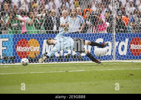 Le gardien de but allemand Jens Lehmann lors de la coupe du monde de la FIFA 2006, quart de finale, Allemagne contre Argentine, à Berlin, Allemagne, le 30 juin 2006. Le match s'est terminé en 1-1 et l'Allemagne a gagné (4-2) dans un tir de penalty-kick. Photo de Christian Liewig/ABACAPRESS.COM Banque D'Images