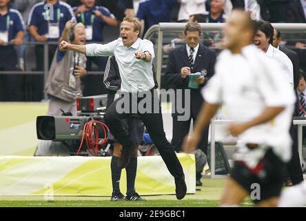 L'entraîneur allemand Juergen Klinsmann célèbre le but de Klose lors de la coupe du monde de la FIFA 2006, quart de finale, Allemagne contre Argentine, à Berlin, Allemagne, le 30 juin 2006. Le match s'est terminé en 1-1 et l'Allemagne a gagné (4-2) dans un tir de penalty-kick. Photo de Christian Liewig/ABACAPRESS.COM Banque D'Images