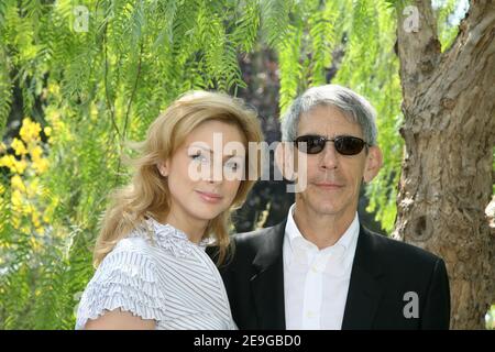 L'actrice AMÉRICAINE Diane Neal et l'acteur américain Richard Belzer de 'Law and Order, Special victimes Unit' posent sur le jardin japonais à Monaco lors du 46e Festival de télévision de Monte Carlo le 30 juin 2006. Photo de Denis Guignebourg/ABACAPRESS.COM Banque D'Images