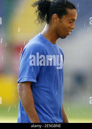 Le Ronaldinho du Brésil lors d'une session de formation au Waldstadion à Francfort, en Allemagne, le 30 juin 2006. La France jouera le Brésil lors du quart de finale de la coupe du monde de la FIFA 2006 à Francfort-sur-le-main le 1er juillet. Photo de Gouhier-Hahn-Orban/Cameleon/ABACAPRESS.COM Banque D'Images