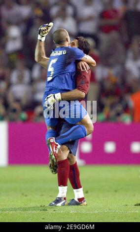 Alessandro Del Piero, de l'Italie, et Gianluigi Buffon, gardien de but, célèbrent leur victoire après la coupe du monde 2006, demi-finale, Italie contre Allemagne, au stade signal Iduna Park à Dortmund, en Allemagne, le 4 juillet 2006. L'Italie a gagné 2-0. Photo de Christian Liewig/ABACAPRESS.COM Banque D'Images