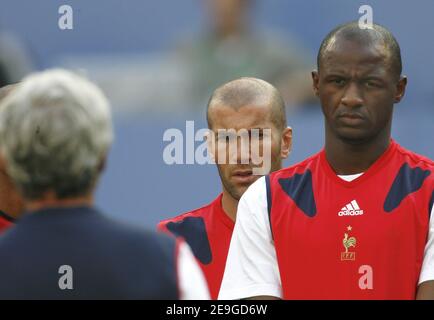 L'entraîneur français Raymond Domenech s'entretient avec Zinedine Zidane et Patrick Vieira lors d'une session de formation au stade Allianz-Arena de Munich, en Allemagne, le 4 juillet 2006. La France jouera le Portugal dans le match des demi-finales de la coupe du monde de la FIFA 2006. Photo de Gouhier-Hahn-Orban/Cameleon/ABACAPRESS.COM Banque D'Images