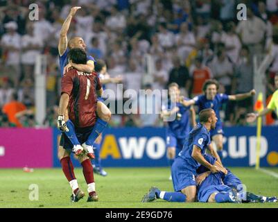 Alessandro Del Piero, gardien de but Gianluigi Buffon et ses coéquipiers célèbrent le deuxième but de Del Piero et leur victoire après la coupe du monde 2006, demi-finales, Italie contre Allemagne au stade signal Iduna Park à Dortmund, Allemagne, le 4 juillet 2006. L'Italie a gagné 2-0. Photo de Christian Liewig/ABACAPRESS.COM Banque D'Images