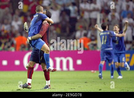 Alessandro Del Piero, de l'Italie, et Gianluigi Buffon, gardien de but, célèbrent leur victoire après la coupe du monde 2006, demi-finale, Italie contre Allemagne, au stade signal Iduna Park à Dortmund, en Allemagne, le 4 juillet 2006. L'Italie a gagné 2-0. Photo de Christian Liewig/ABACAPRESS.COM Banque D'Images