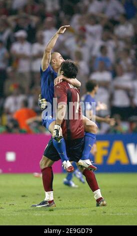 Alessandro Del Piero, de l'Italie, et Gianluigi Buffon, gardien de but, célèbrent leur victoire après la coupe du monde 2006, demi-finale, Italie contre Allemagne, au stade signal Iduna Park à Dortmund, en Allemagne, le 4 juillet 2006. L'Italie a gagné 2-0. Photo de Christian Liewig/ABACAPRESS.COM Banque D'Images