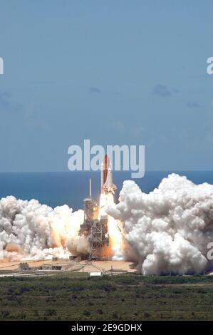 Vue depuis le sommet du bâtiment d'assemblage de véhicules du Kennedy Space Center de la NASA, la navette spatiale Discovery lance le feu d'artifice du 4 juillet avec son propre écran enflammé, tandis qu'elle surmonte l'océan Atlantique bleu et pénètre dans le ciel bleu, en faisant cracher de la mousse et de la fumée au-dessus du sol, Sur la mission STS-121. Liftoff était à temps à Cape Canaveral, FL, États-Unis, à 14 h 38 HAE le 4 juillet 2006. Photo de la NASA via ABACAPRESS.COM Banque D'Images