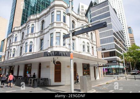 Le Ship inn public House et bar à Sydney Circular Quartier de Quay avec des gens qui apprécient un verre dehors sur un jour de summers, Sydney, Australie Banque D'Images