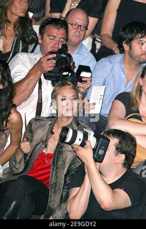 Helene de Fougerolles participe à la présentation de la collection de la haute-Couture automne-hiver 2007 de Dior, qui s'est tenue au Polo Club de Paris, en France, le 5 juillet 2006. Photo de Nebinger-Taamallah/ABACAPRESS.COM Banque D'Images