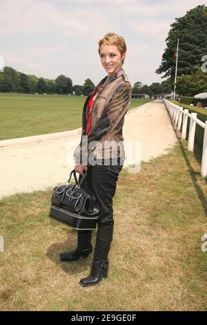 Helene de Fougerolles participe à la présentation de la collection de la haute-Couture automne-hiver 2007 de Dior, qui s'est tenue au Polo Club de Paris, en France, le 5 juillet 2006. Photo de Nebinger-Taamallah/ABACAPRESS.COM Banque D'Images