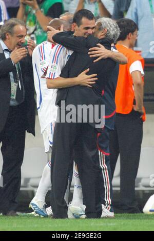 Willy Sagnol en France et Raymond Domenech en France lors de la demi-finale de la coupe du monde 2006, France contre Portugal au stade Allianz-Arena de Munich, Allemagne, le 5 juillet 2006. La France a gagné 1-0 et a avancé à la finale. Photo de Gouhier-Hahn-Orban/Cameleon/ABACAPRESS.COM Banque D'Images