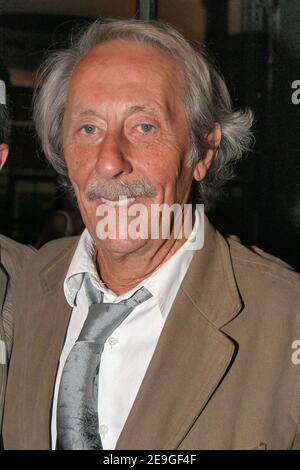 L'acteur Jean Rochefort arrive à la première française de 'Pirates des Caraïbes : coffre de l'homme mort' qui s'est tenue au théâtre Gaymont Marignan à Paris, en France, le 6 juillet 2006. Photo de Benoit Pinguet/ABACAPRESS.COM Banque D'Images