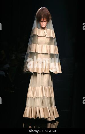 Un modèle présente une création de la collection automne-hiver 2007 de Givenchy haute-Couture à Paris, France, le 7 juillet 2006. Photo de Java/ABACAPRESS.COM Banque D'Images