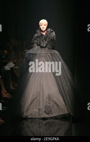 Un modèle présente une création de la collection automne-hiver 2007 de Givenchy haute-Couture à Paris, France, le 7 juillet 2006. Photo de Java/ABACAPRESS.COM Banque D'Images