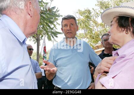 Le dirigeant français du MPF Philippe de Villiers a tenu une réunion à Aix-en-Provence, dans le sud de la France, le 08 juillet 2006. Philippe de Villiers a déclaré candidat aux élections présidentielles de 2007. Photo de gerald Holubowicz/ABACAPRESS.COM Banque D'Images