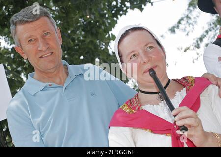 Le dirigeant français du MPF Philippe de Villiers a tenu une réunion à Aix-en-Provence, dans le sud de la France, le 08 juillet 2006. Philippe de Villiers a déclaré candidat aux élections présidentielles de 2007. Photo de gerald Holubowicz/ABACAPRESS.COM Banque D'Images