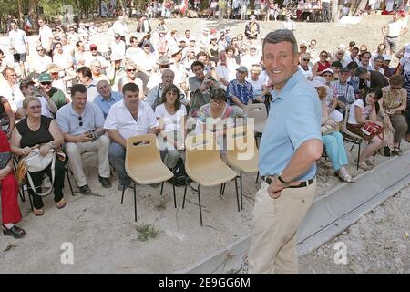 Le dirigeant français du MPF Philippe de Villiers a tenu une réunion à Aix-en-Provence, dans le sud de la France, le 08 juillet 2006. Philippe de Villiers a déclaré candidat aux élections présidentielles de 2007. Photo de gerald Holubowicz/ABACAPRESS.COM Banque D'Images