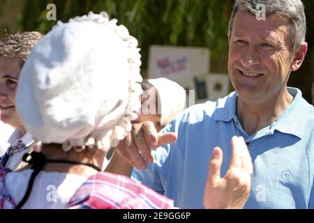 Le dirigeant français du MPF Philippe de Villiers a tenu une réunion à Aix-en-Provence, dans le sud de la France, le 08 juillet 2006. Philippe de Villiers a déclaré candidat aux élections présidentielles de 2007. Photo de gerald Holubowicz/ABACAPRESS.COM Banque D'Images