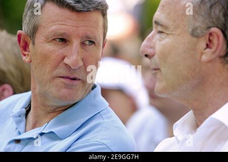 Le dirigeant français du MPF Philippe de Villiers a tenu une réunion à Aix-en-Provence, dans le sud de la France, le 08 juillet 2006. Philippe de Villiers a déclaré candidat aux élections présidentielles de 2007. Photo de gerald Holubowicz/ABACAPRESS.COM Banque D'Images