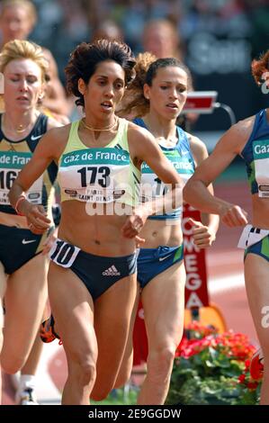 La France Bouchra Ghezielle rivalise sur 1500m femmes lors de la rencontre Athlétique gaz de France au Stade de France à Saint-Denis près de Paris, France, le 8 juillet 2006. Photo de Stéphane Kempinaire/Cameleon/ABACAPRESS.COM Banque D'Images