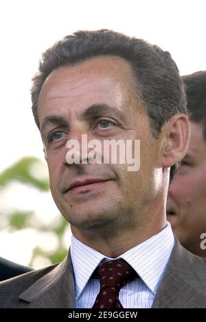 Le ministre de l'intérieur Nicolas Sarkozy assiste à une réunion de l'UMP à Ballan-Mire, en France, le 6 juillet 2006. Photo de Mousse/ABACAPRESS.COM Banque D'Images