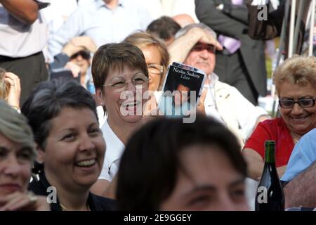 Le ministre de l'intérieur Nicolas Sarkozy assiste à une réunion de l'UMP à Ballan-Mire, en France, le 6 juillet 2006. Photo de Mousse/ABACAPRESS.COM Banque D'Images