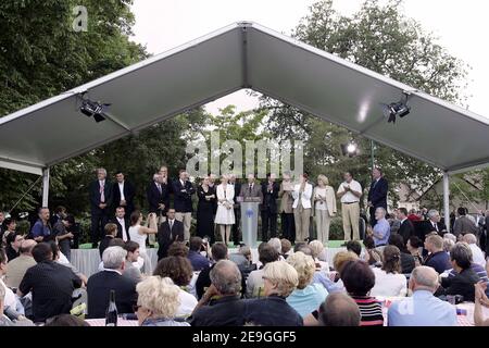 Le ministre de l'intérieur Nicolas Sarkozy assiste à une réunion de l'UMP à Ballan-Mire, en France, le 6 juillet 2006. Photo de Mousse/ABACAPRESS.COM Banque D'Images